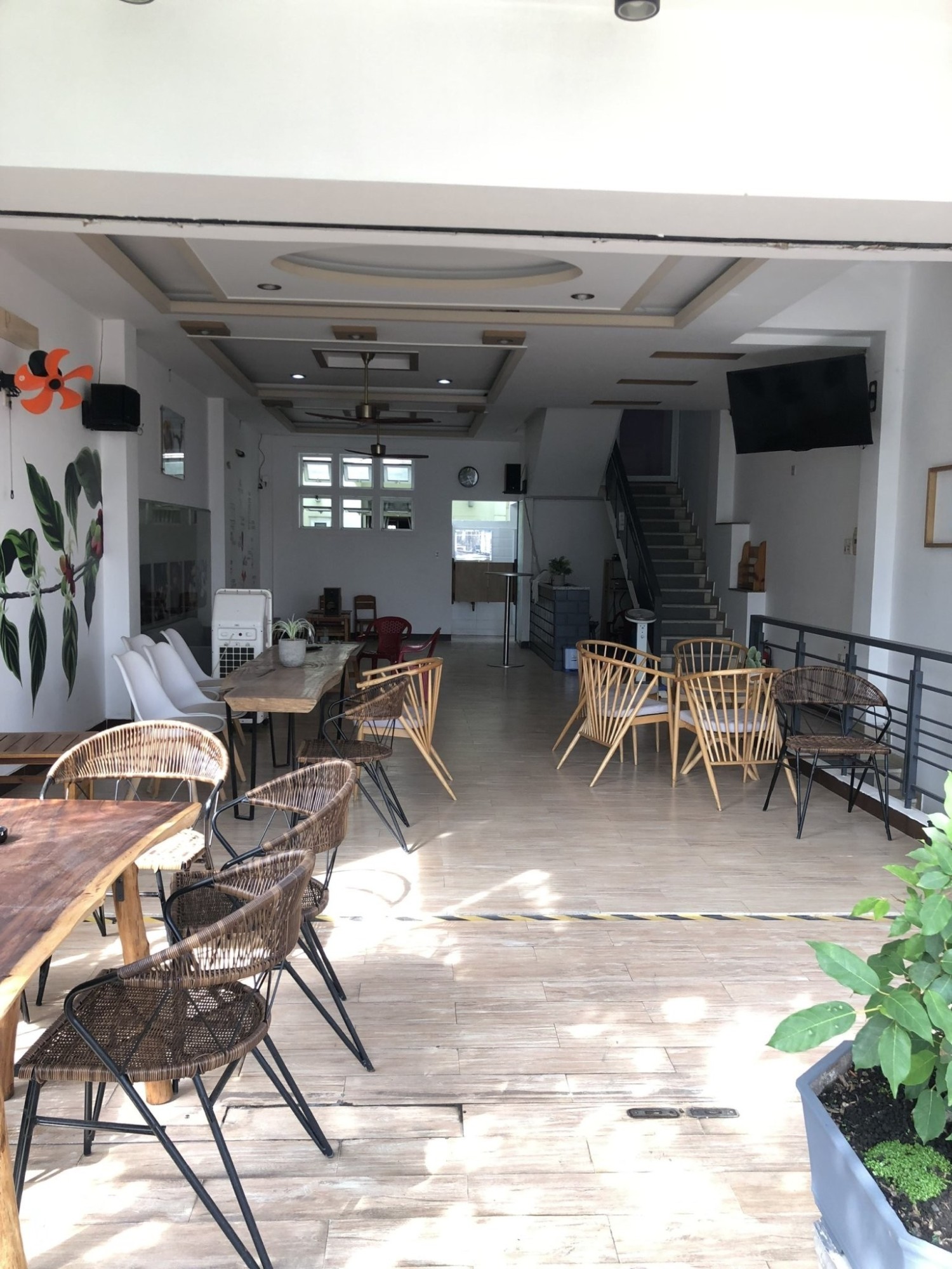 MẶT TIỀN KHỦNG, KINH DOANH SIÊU LỢI NHUẬN